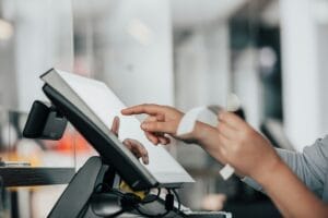 Kassierer nutzt Tablet Kasse zu schnellen Bezahlung im Einzelhandel