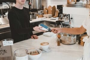 Bezahlung mit modernem Kassensystem in der Bäckerei