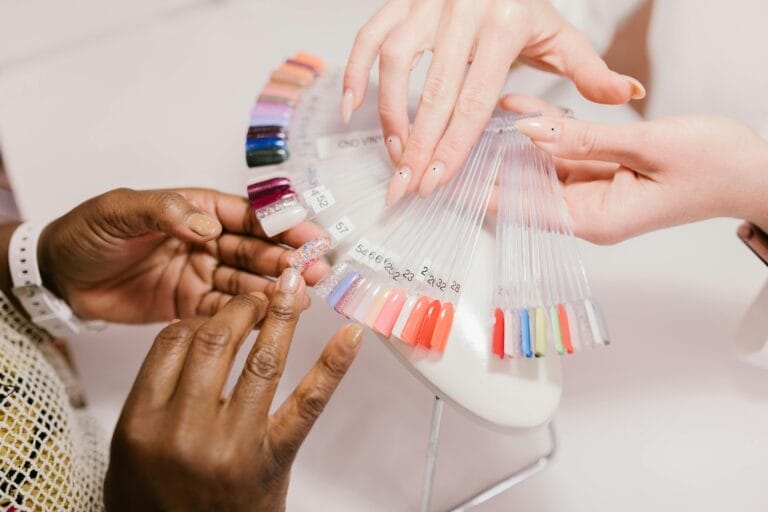 Auswahl der Farben für den Nagellack im Nagelstudio